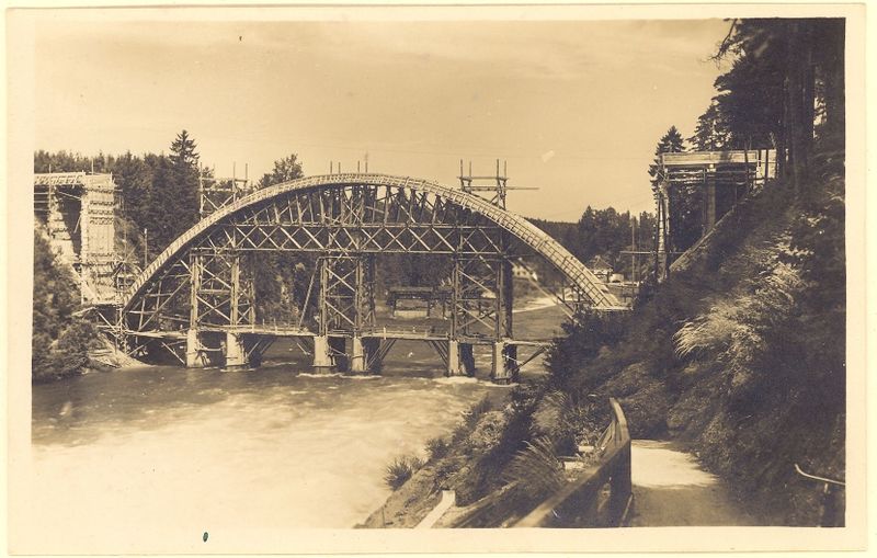 Datei:Erste-neue-traunfallbrücke-2-1930.jpg
