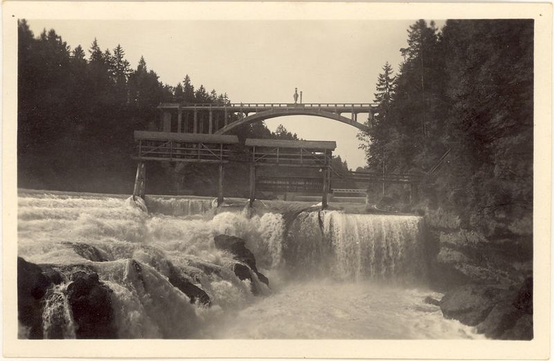 Datei:Erste-neue-traunfallbrücke-5-1930.jpg