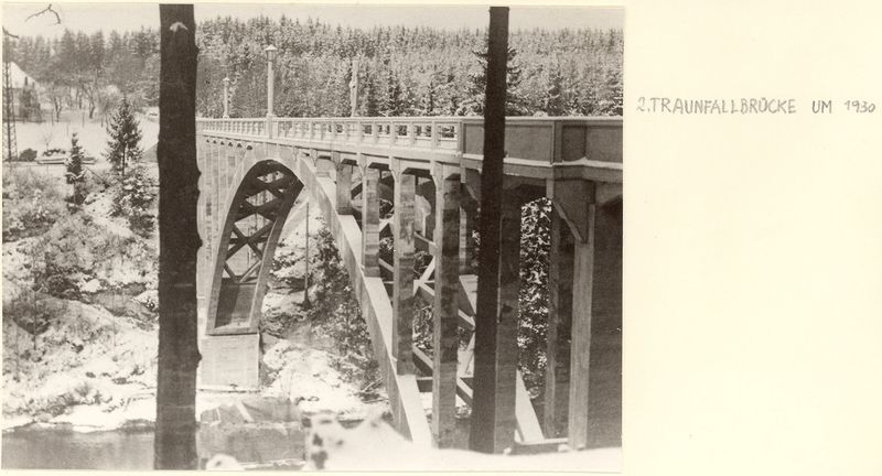 Datei:Erste-neue-traunfallbrücke-1-1930.jpg