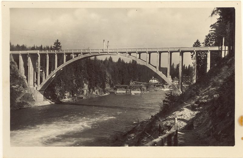 Datei:Erste-neue-traunfallbrücke-4-1930.jpg
