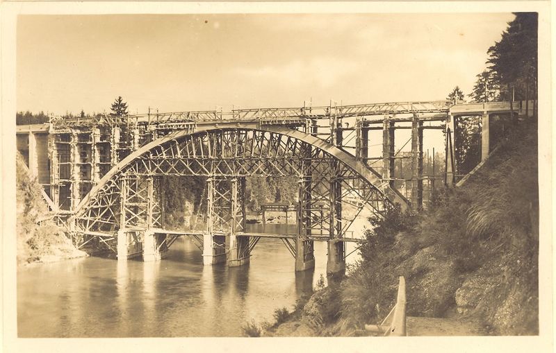 Datei:Erste-neue-traunfallbrücke-3-1930.jpg