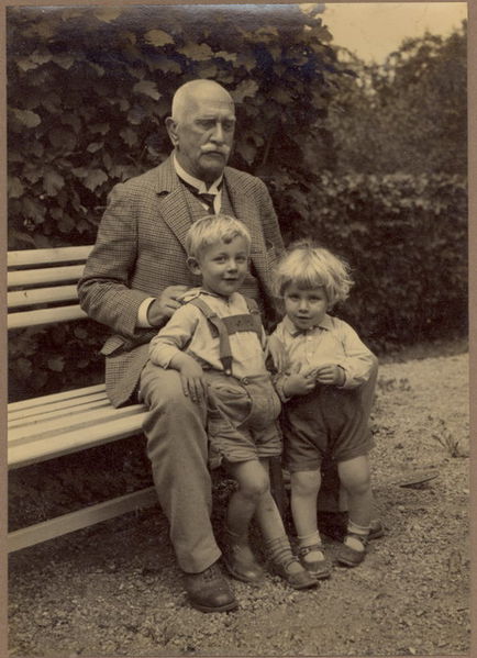 Datei:Alexander-hinterberger-mit-seinen-neffen-bruno-und-fritz-anfang-sept-1935.jpg
